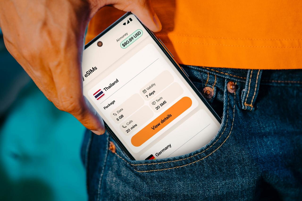 Smartphone menampilkan informasi perjalanan di saku.